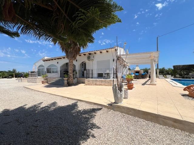 For sale - 3 Bedroom 4 Bathroom Villa in Dolores - Comunidad Valenciana  - Alicante