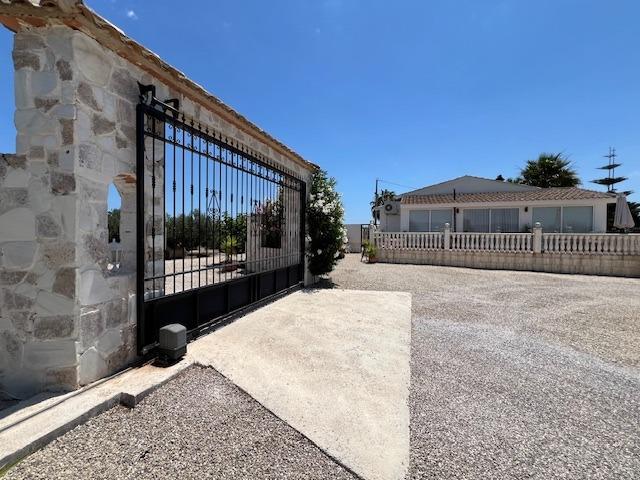 For sale - 3 Bedroom 4 Bathroom Villa in Dolores - Comunidad Valenciana  - Alicante