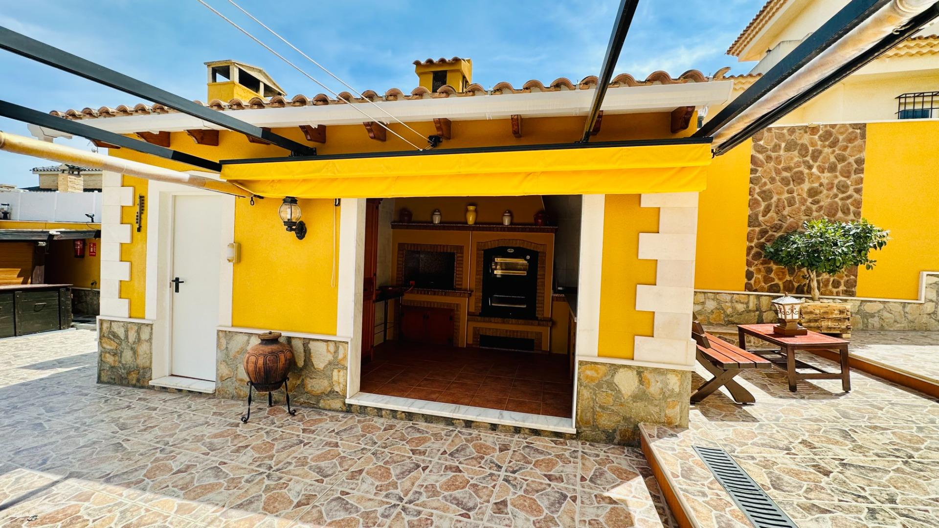 For sale - 5 Bedroom 3 Bathroom Villa in Orihuela - Urb. Montepinar  - Alicante