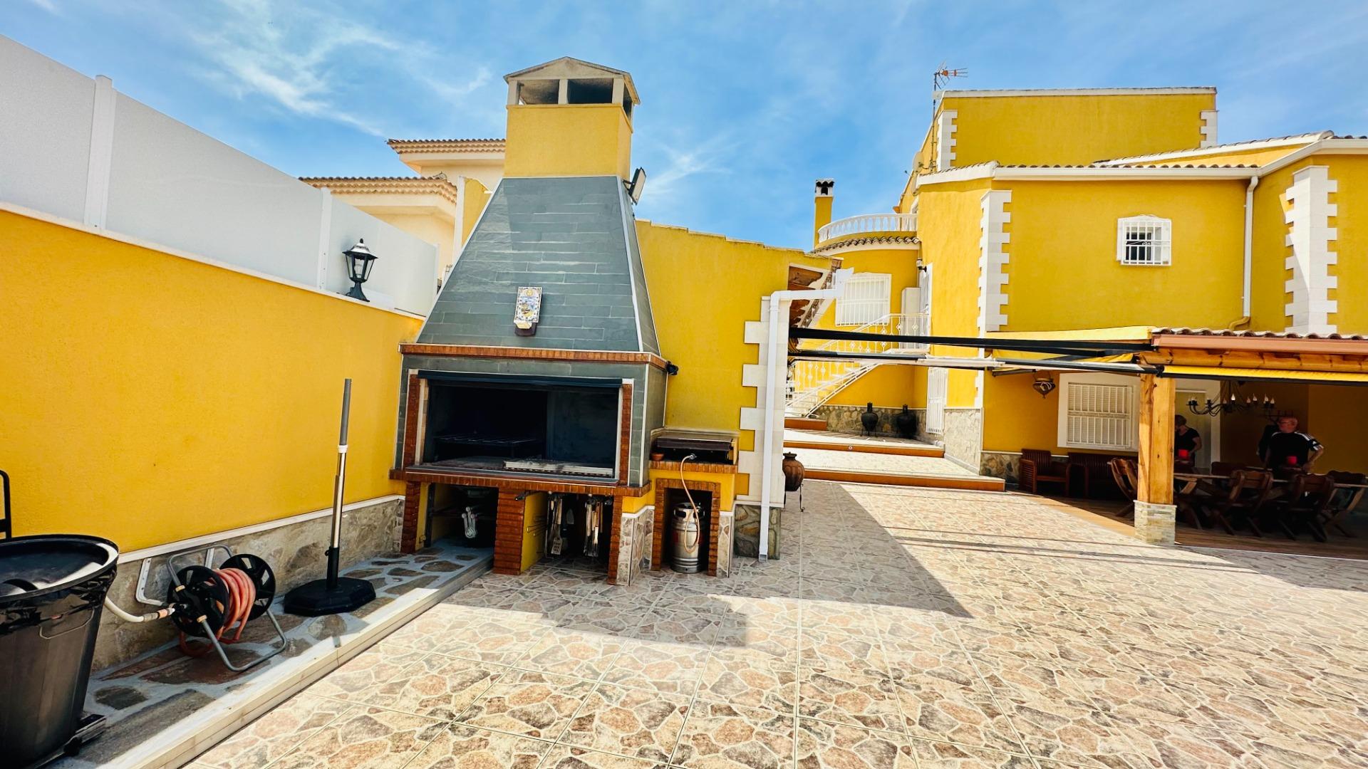 For sale - 5 Bedroom 3 Bathroom Villa in Orihuela - Urb. Montepinar  - Alicante