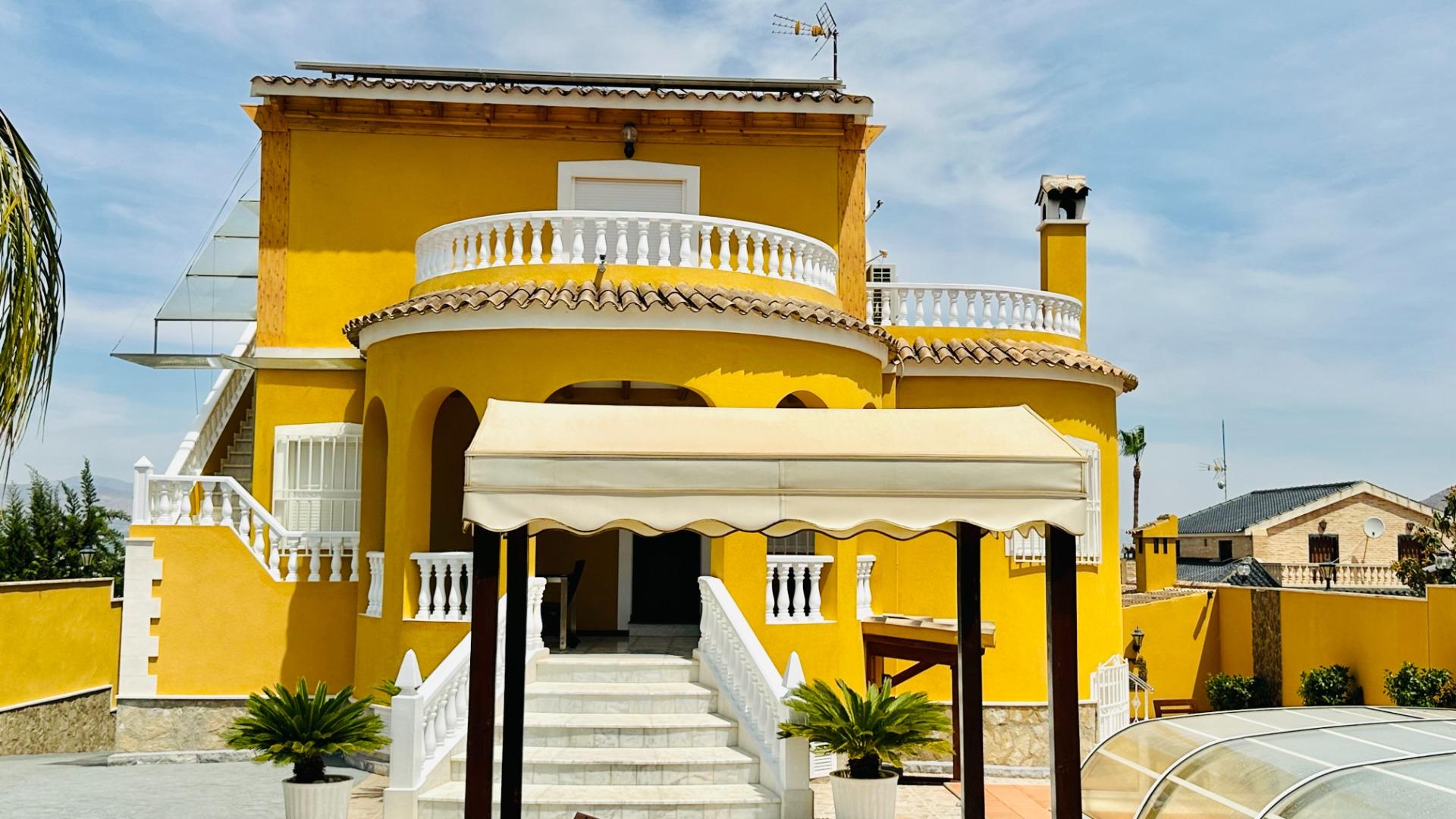 For sale - 5 Bedroom 3 Bathroom Villa in Orihuela - Urb. Montepinar  - Alicante