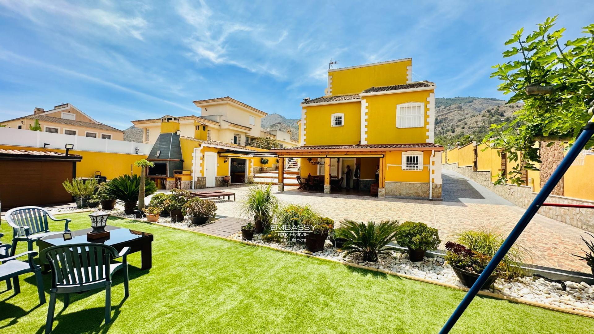 For sale - 5 Bedroom 3 Bathroom Villa in Orihuela - Urb. Montepinar  - Alicante