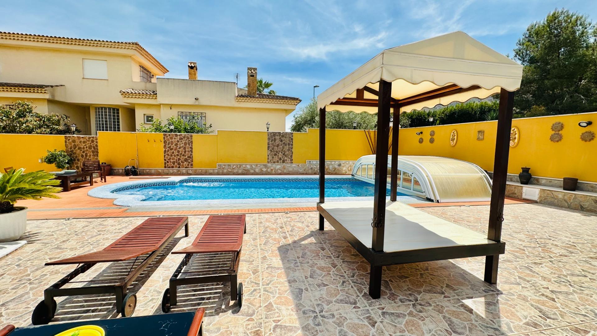 For sale - 5 Bedroom 3 Bathroom Villa in Orihuela - Urb. Montepinar  - Alicante