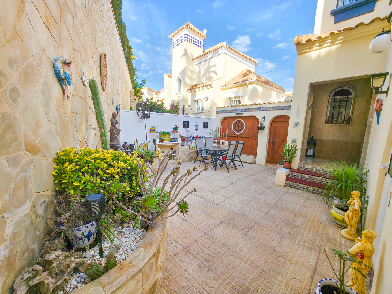 For sale - 3 Bedroom 2 Bathroom Villa in Villamartin - , Villamartin, Alicante, Spain - Alicante