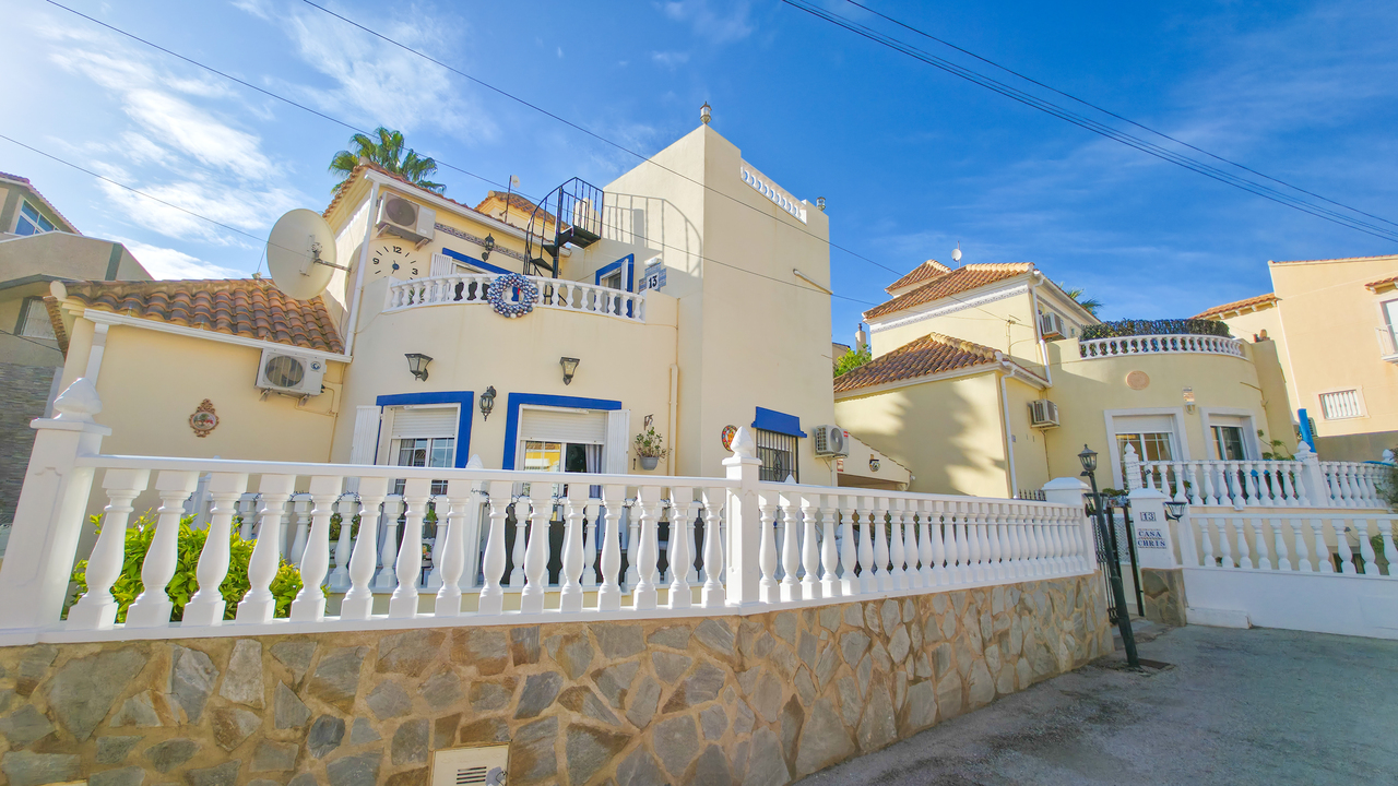 For sale - 3 Bedroom 2 Bathroom Villa in Villamartin - , Villamartin, Alicante, Spain - Alicante