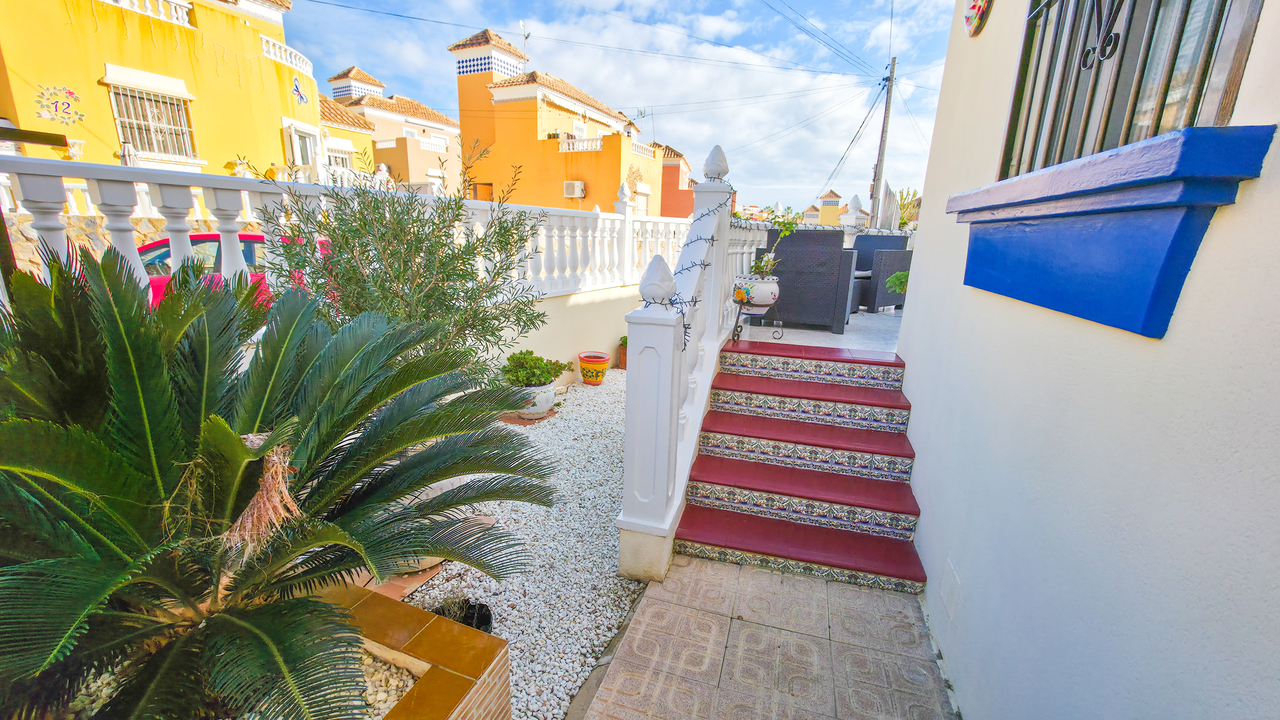 For sale - 3 Bedroom 2 Bathroom Villa in Villamartin - , Villamartin, Alicante, Spain - Alicante