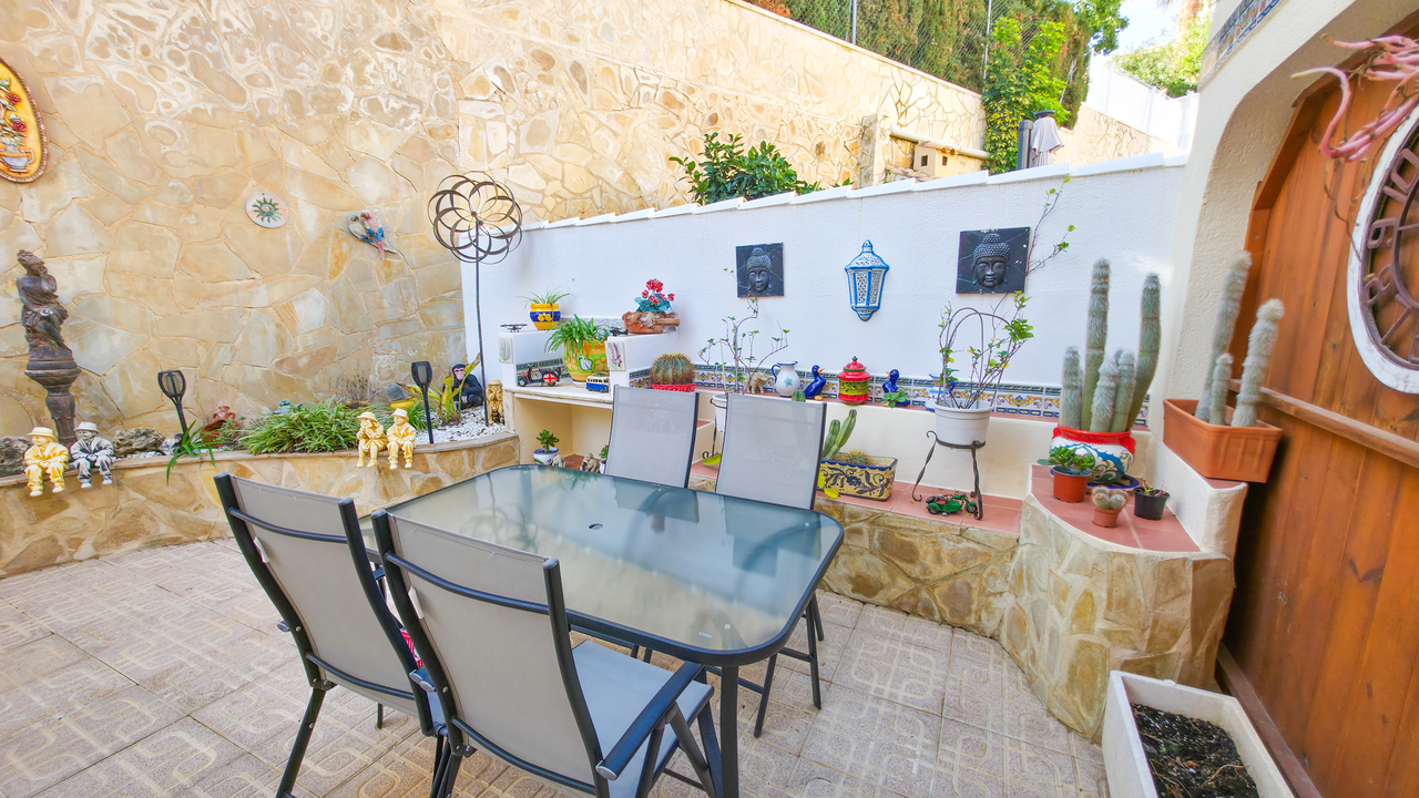 For sale - 3 Bedroom 2 Bathroom Villa in Villamartin - , Villamartin, Alicante, Spain - Alicante