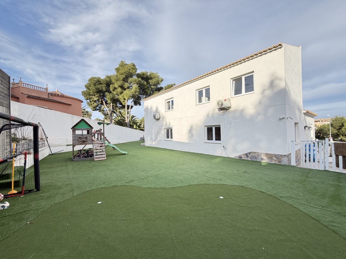 For sale - 6 Bedroom 2 Bathroom Villa in Villamartin - , Villamartin, Alicante, Spain - Alicante