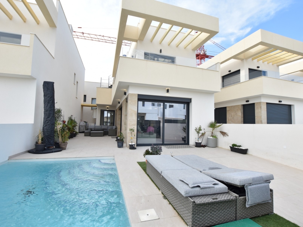 3 Bedroom 3 Bathroom Villa in Los Montesinos