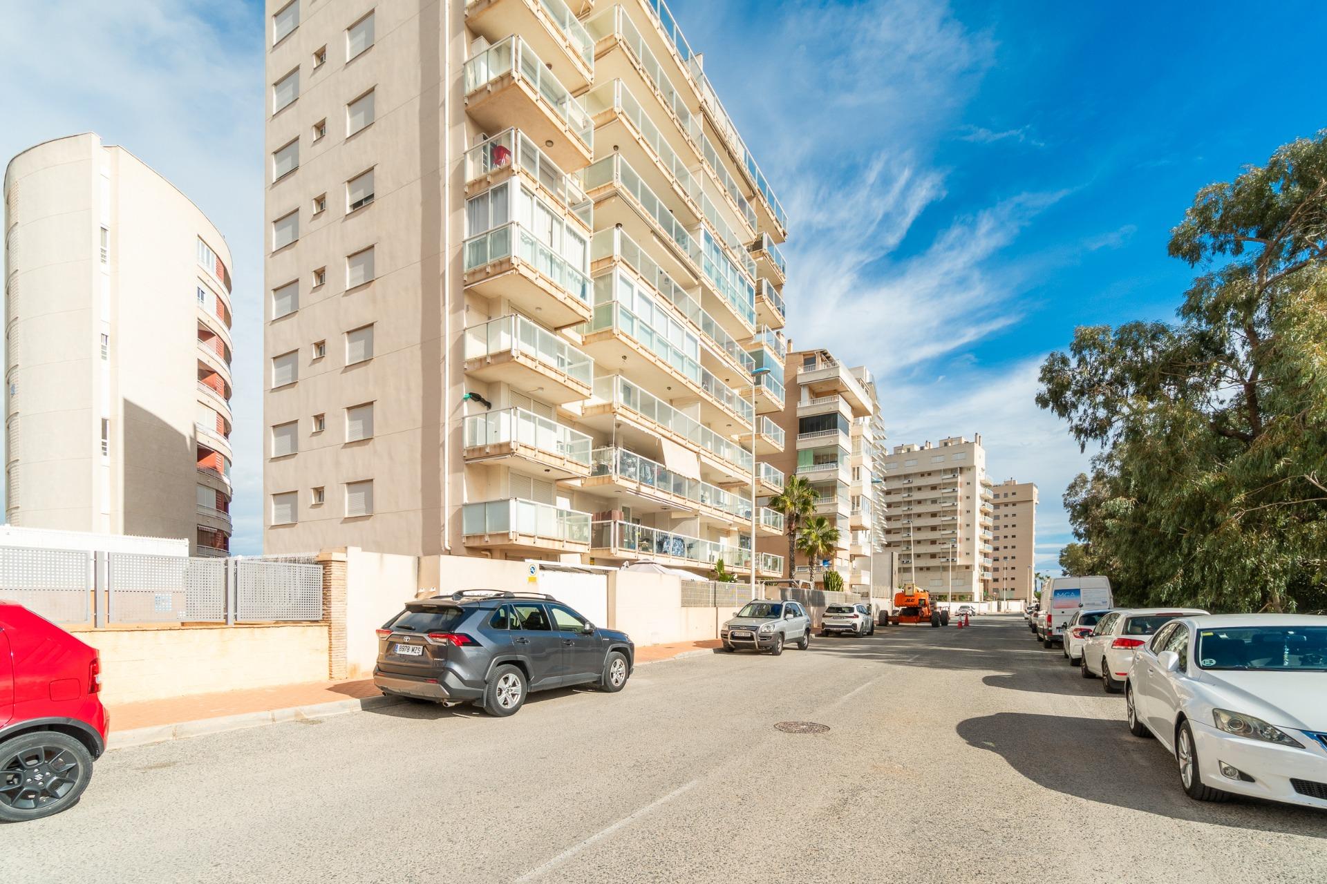 For sale - 3 Bedroom 1 Bathroom Apartment in Guardamar del Segura - Puerto Deportivo  - Alicante