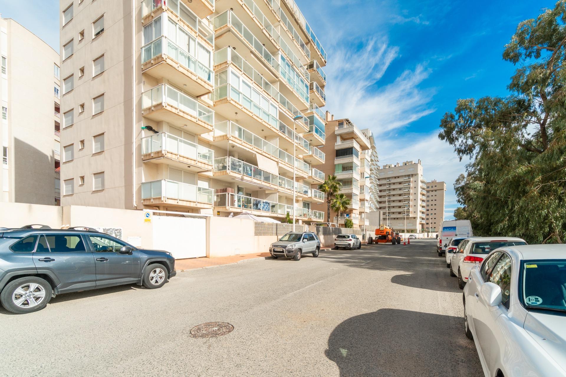 For sale - 3 Bedroom 1 Bathroom Apartment in Guardamar del Segura - Puerto Deportivo  - Alicante