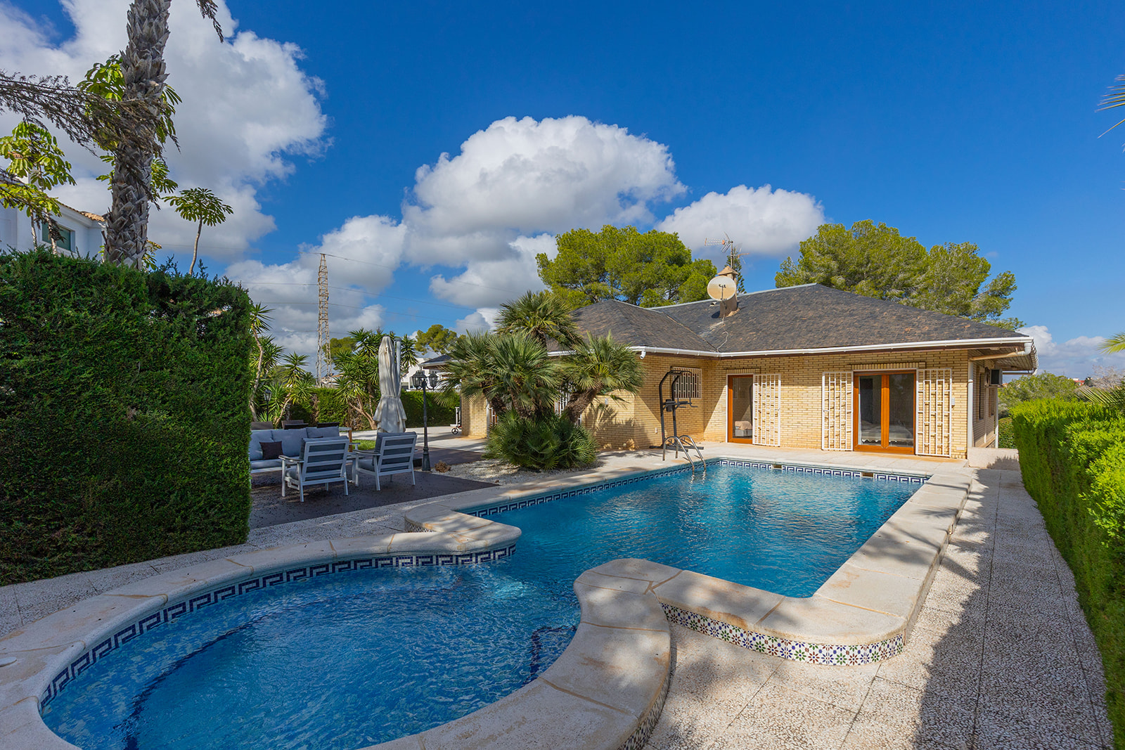 For sale - 5 Bedroom 3 Bathroom Villa in Orihuela Costa - Las Filipinas  - Alicante