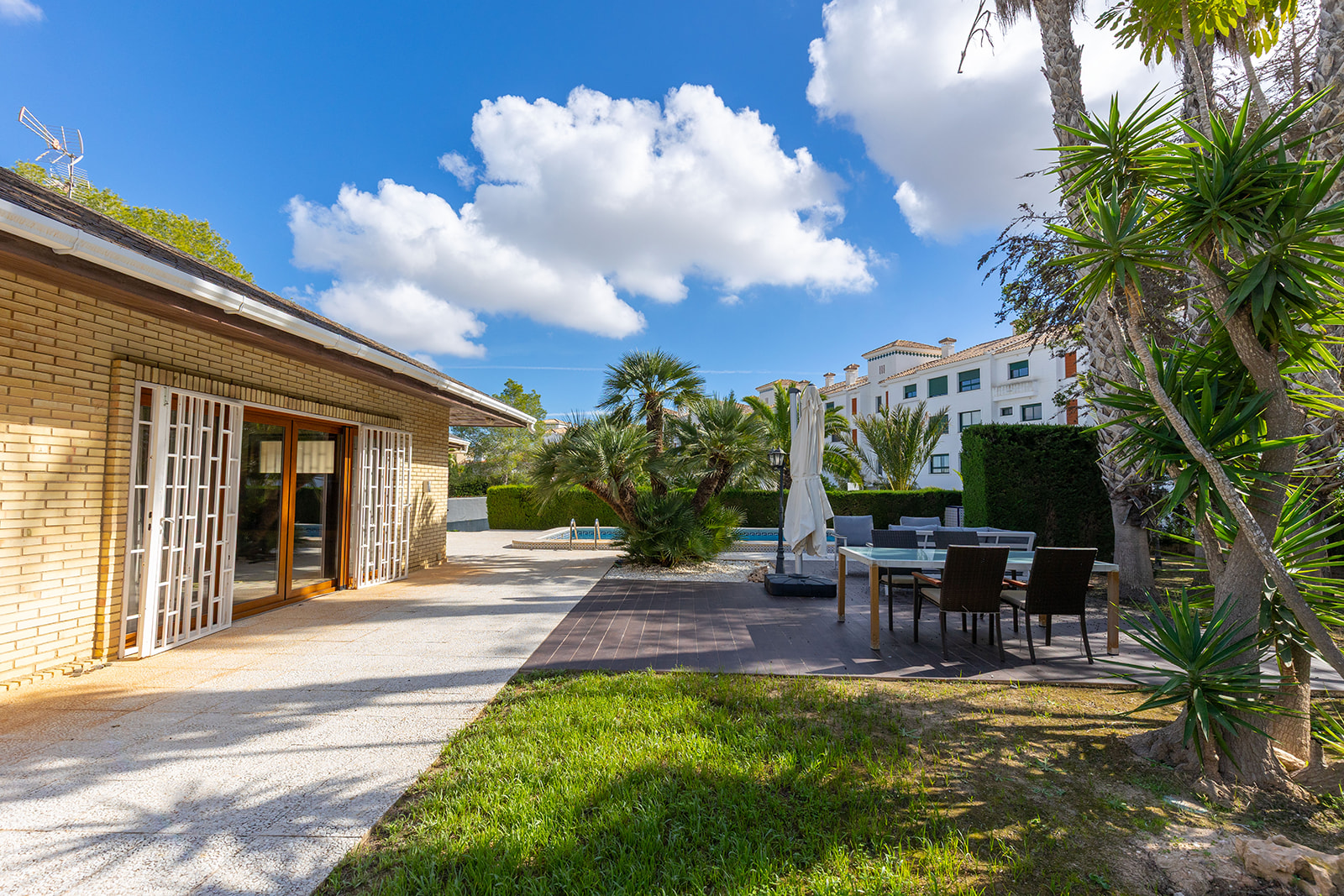 For sale - 5 Bedroom 3 Bathroom Villa in Orihuela Costa - Las Filipinas  - Alicante