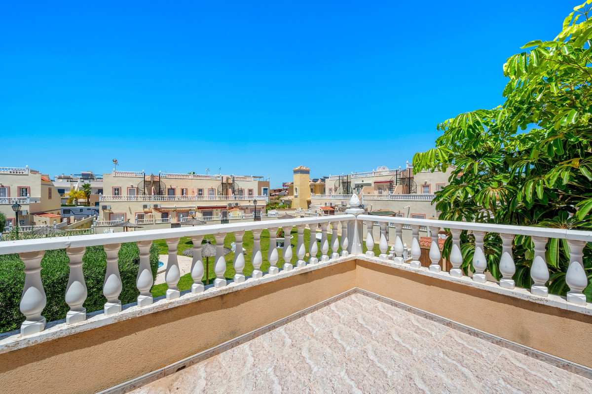 For sale - 3 Bedroom 2 Bathroom Townhouse in La Zenia - La Zenia  - Alicante