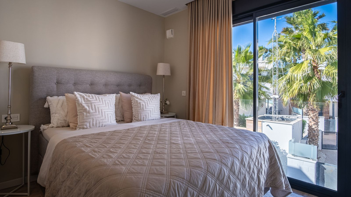 For sale - 3 Bedroom 3 Bathroom House - Detached Villa in Orihuela - Lomas de Cabo Roig  - Alicante