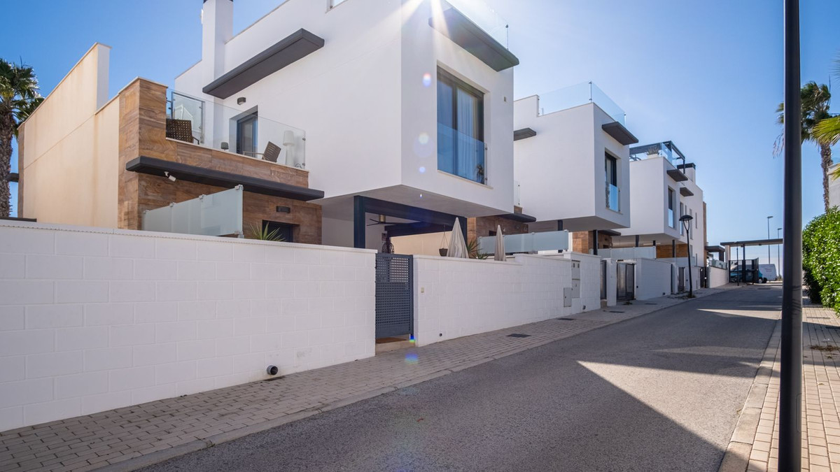 For sale - 3 Bedroom 3 Bathroom House - Detached Villa in Orihuela - Lomas de Cabo Roig  - Alicante