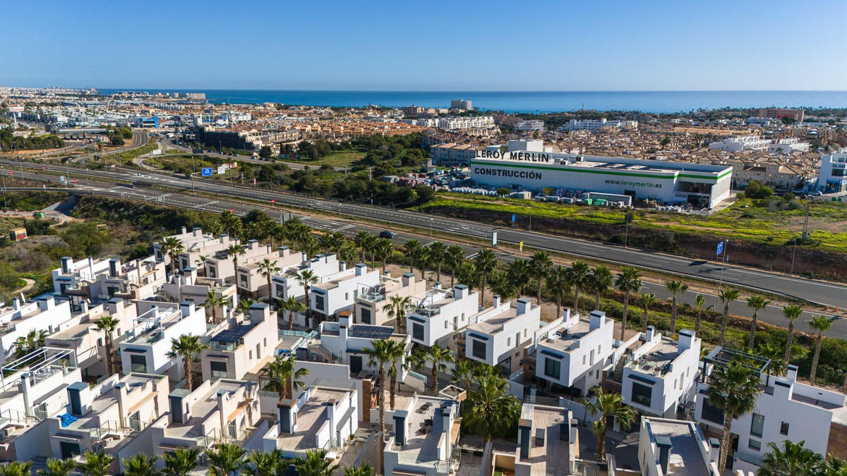 For sale - 3 Bedroom 3 Bathroom House - Detached Villa in Orihuela - Lomas de Cabo Roig  - Alicante