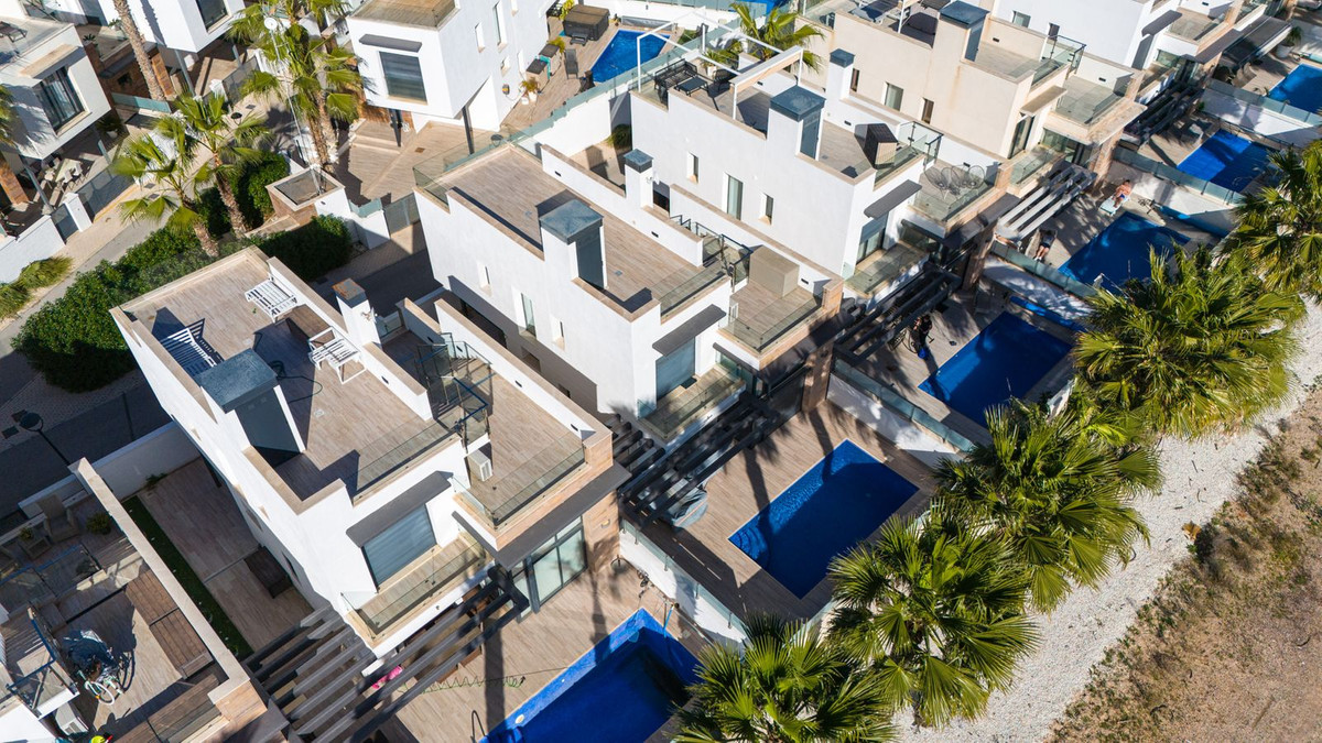 For sale - 3 Bedroom 3 Bathroom House - Detached Villa in Orihuela - Lomas de Cabo Roig  - Alicante