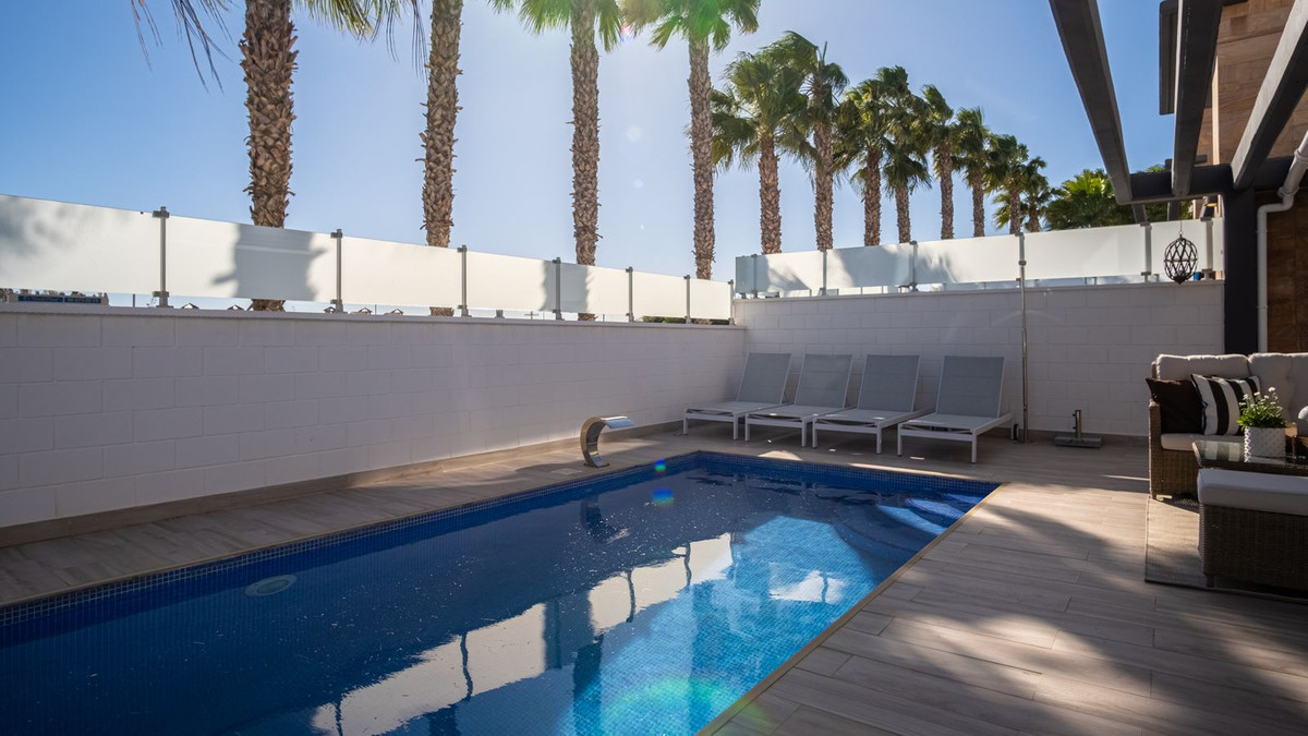 For sale - 3 Bedroom 3 Bathroom House - Detached Villa in Orihuela - Lomas de Cabo Roig  - Alicante