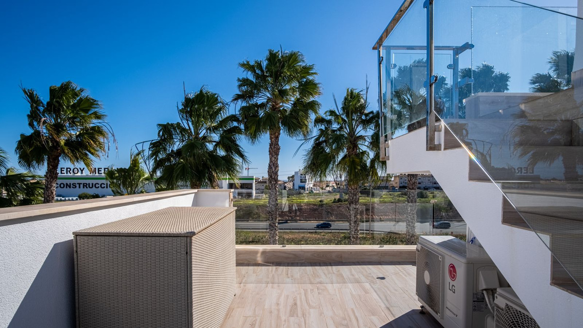 For sale - 3 Bedroom 3 Bathroom House - Detached Villa in Orihuela - Lomas de Cabo Roig  - Alicante