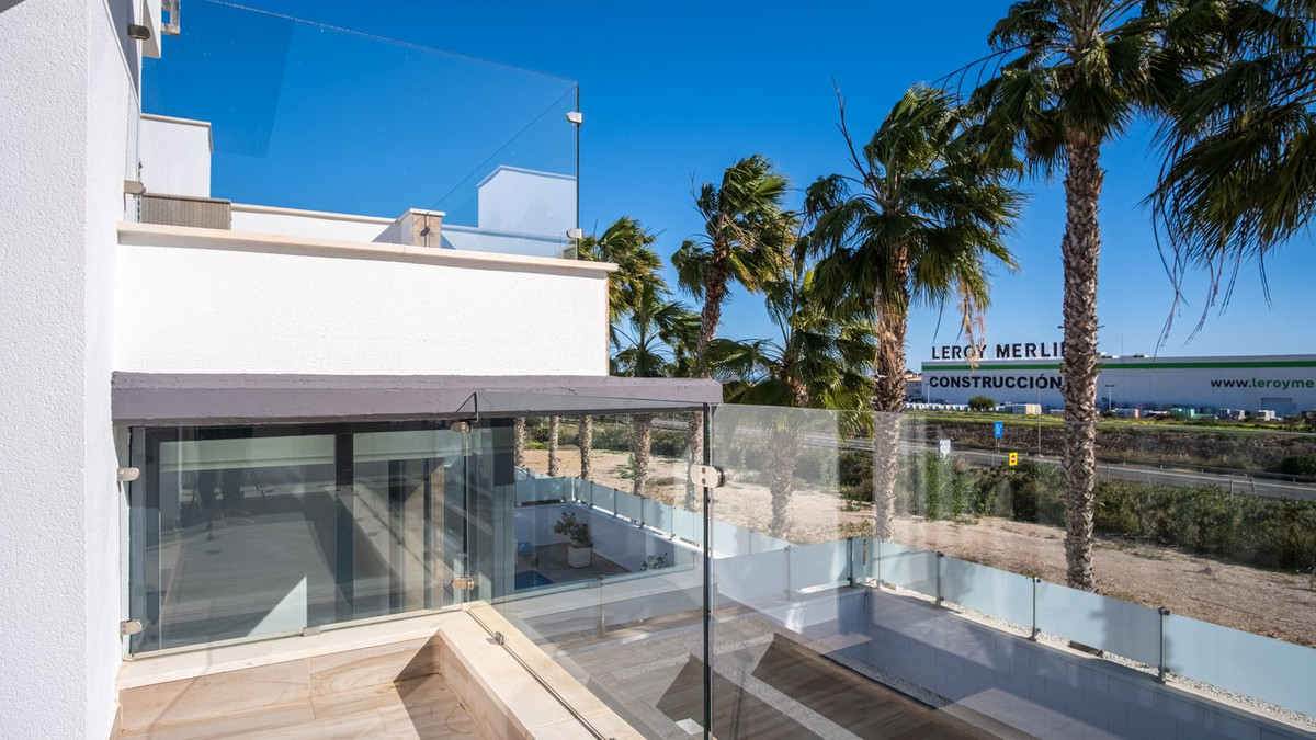 For sale - 3 Bedroom 3 Bathroom House - Detached Villa in Orihuela - Lomas de Cabo Roig  - Alicante