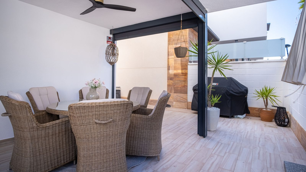 For sale - 3 Bedroom 3 Bathroom House - Detached Villa in Orihuela - Lomas de Cabo Roig  - Alicante