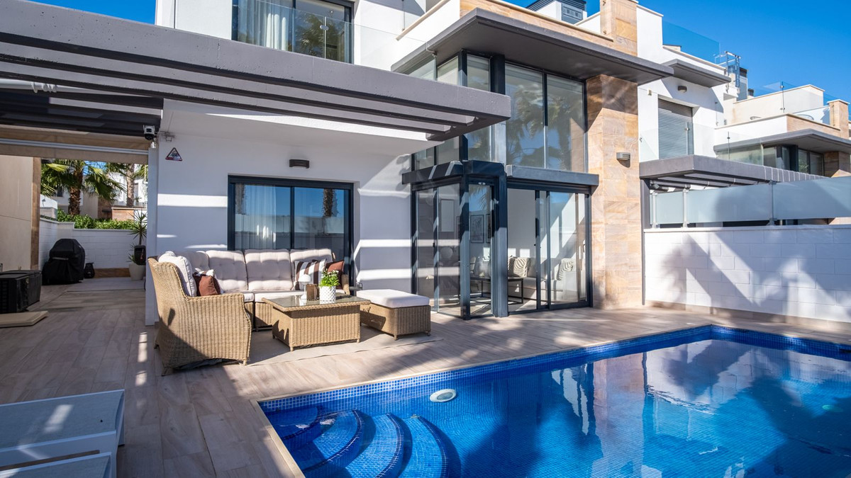 For sale - 3 Bedroom 3 Bathroom House - Detached Villa in Orihuela - Lomas de Cabo Roig  - Alicante