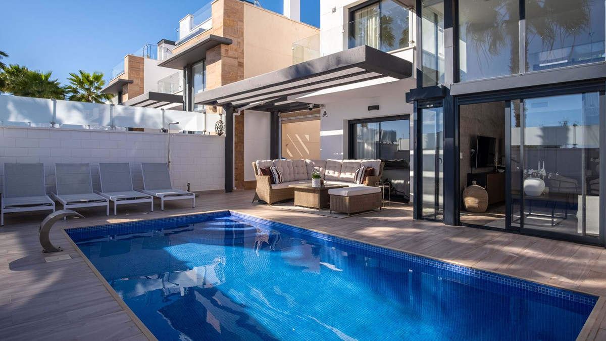 For sale - 3 Bedroom 3 Bathroom House - Detached Villa in Orihuela - Lomas de Cabo Roig  - Alicante