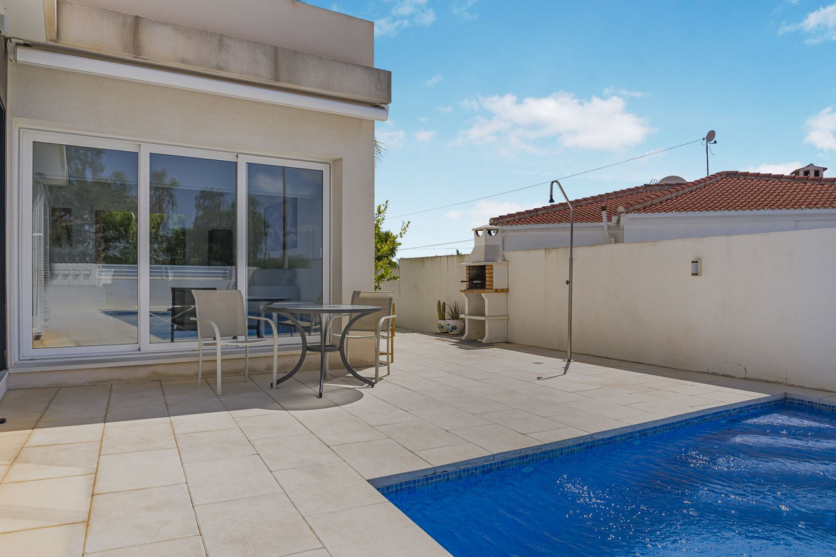 For sale - 3 Bedroom 2 Bathroom House - Detached Villa in Orihuela - Mil Palmeras  - Alicante
