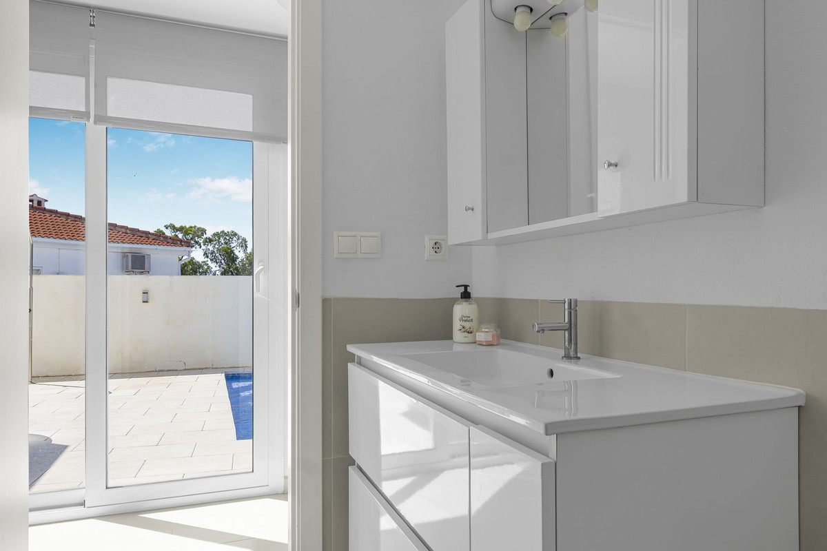 For sale - 3 Bedroom 2 Bathroom House - Detached Villa in Orihuela - Mil Palmeras  - Alicante