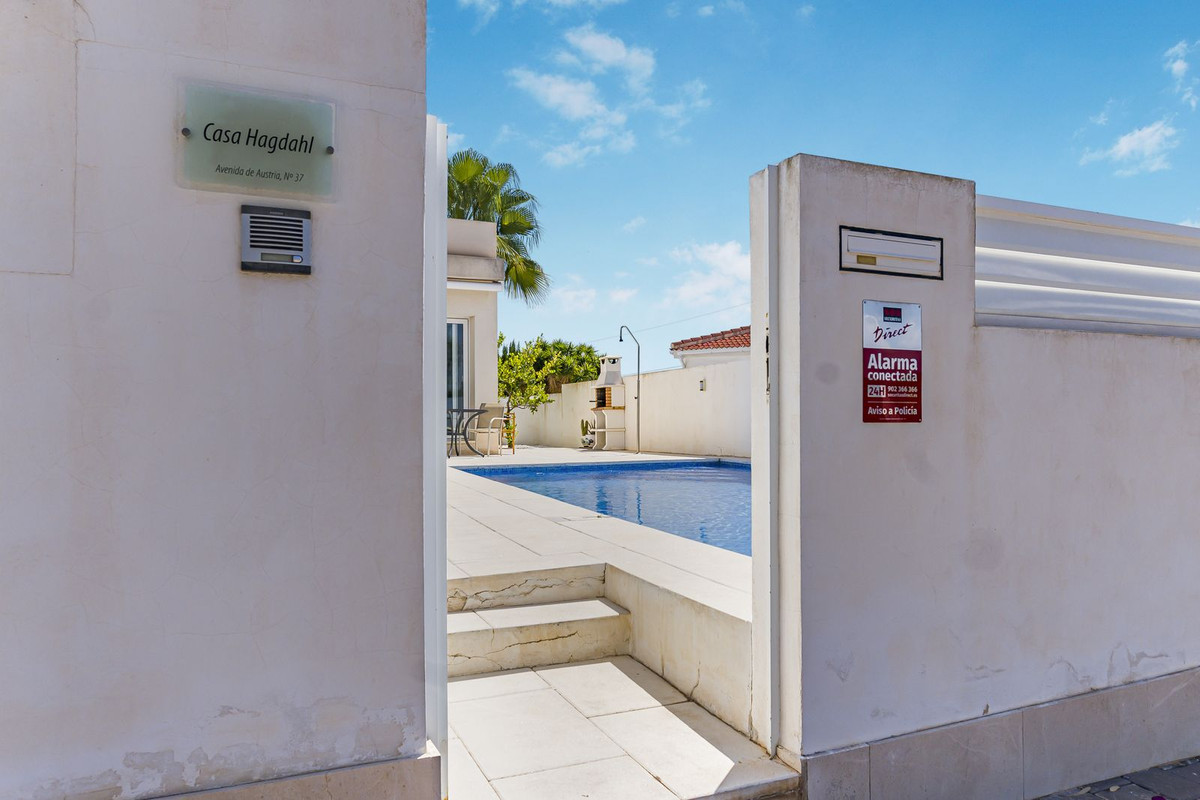 For sale - 3 Bedroom 2 Bathroom House - Detached Villa in Orihuela - Mil Palmeras  - Alicante
