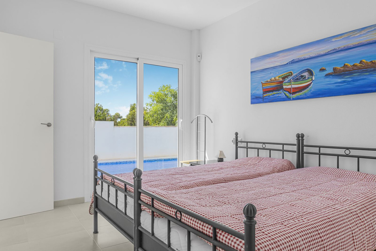 For sale - 3 Bedroom 2 Bathroom House - Detached Villa in Orihuela - Mil Palmeras  - Alicante