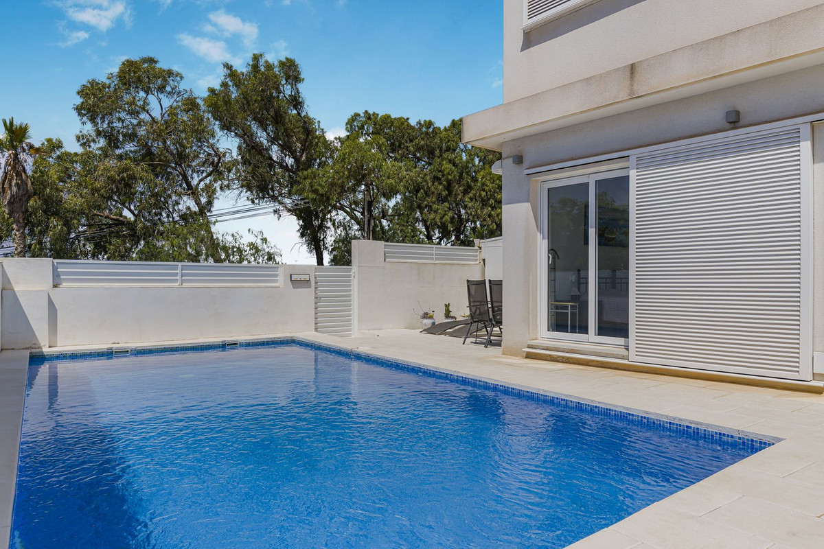 For sale - 3 Bedroom 2 Bathroom House - Detached Villa in Orihuela - Mil Palmeras  - Alicante
