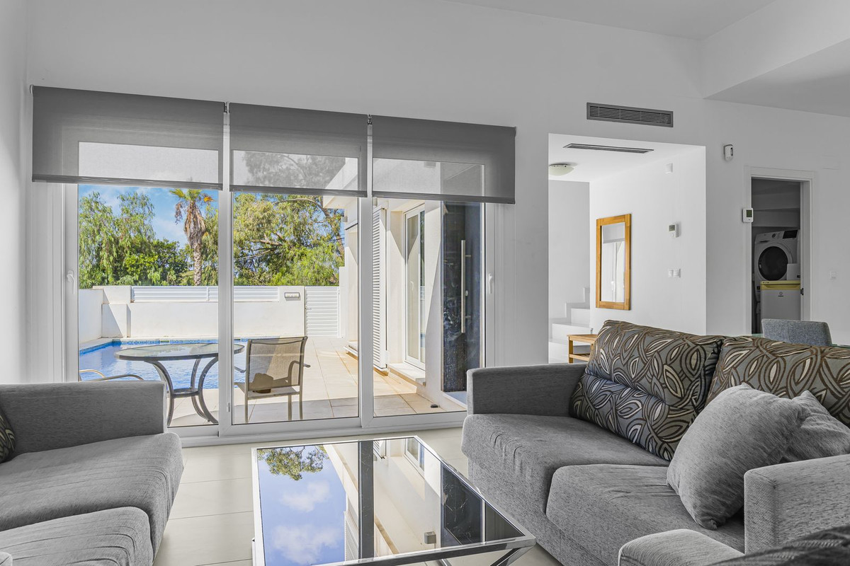 For sale - 3 Bedroom 2 Bathroom House - Detached Villa in Orihuela - Mil Palmeras  - Alicante