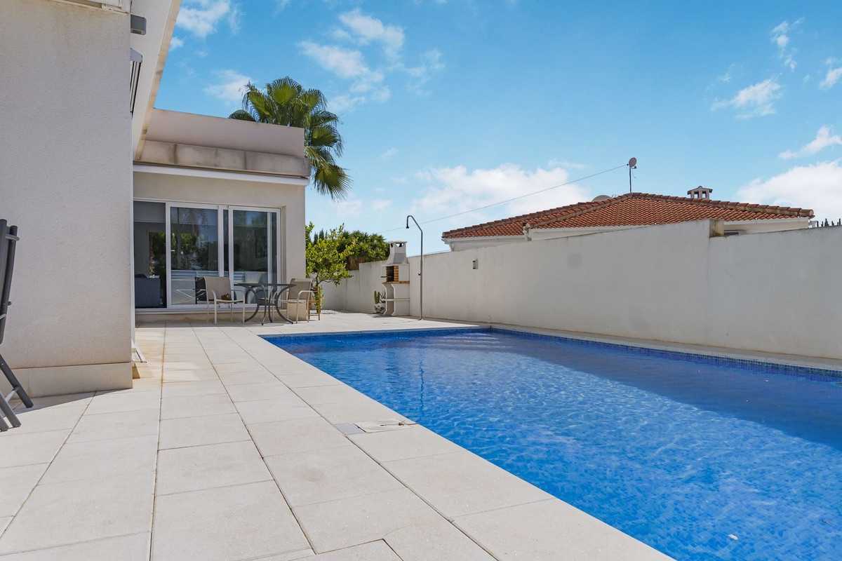 For sale - 3 Bedroom 2 Bathroom House - Detached Villa in Orihuela - Mil Palmeras  - Alicante