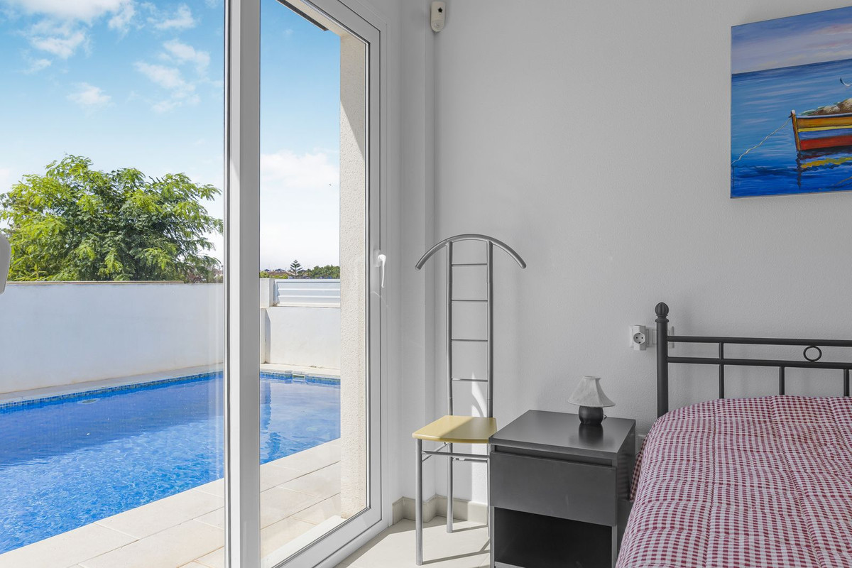 For sale - 3 Bedroom 2 Bathroom House - Detached Villa in Orihuela - Mil Palmeras  - Alicante