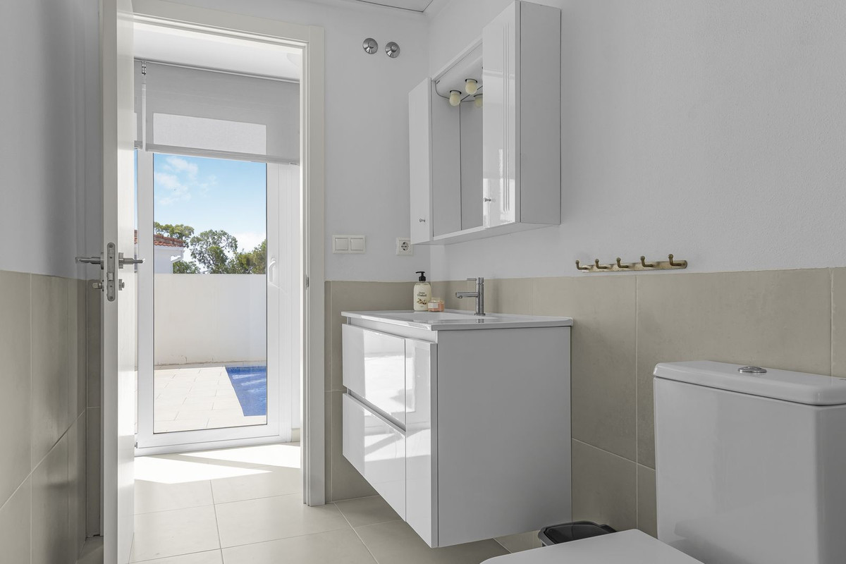 For sale - 3 Bedroom 2 Bathroom House - Detached Villa in Orihuela - Mil Palmeras  - Alicante