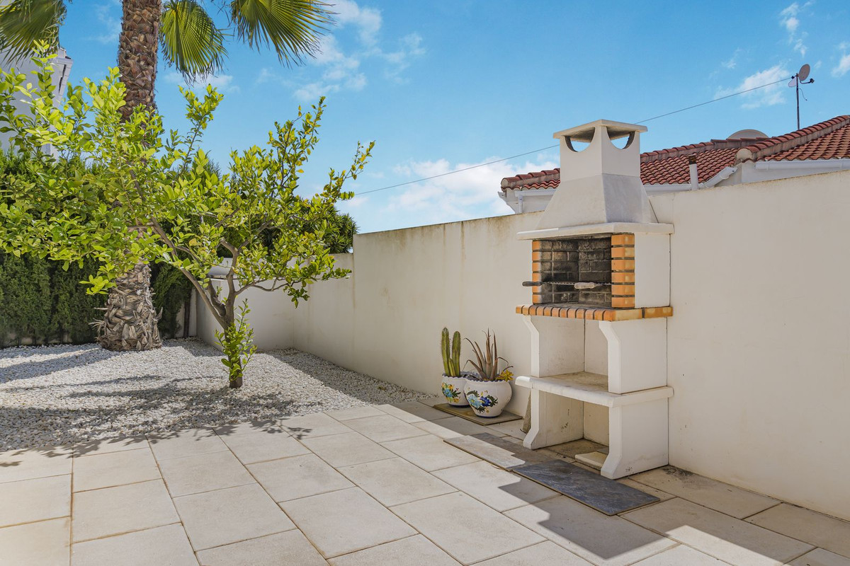 For sale - 3 Bedroom 2 Bathroom House - Detached Villa in Orihuela - Mil Palmeras  - Alicante