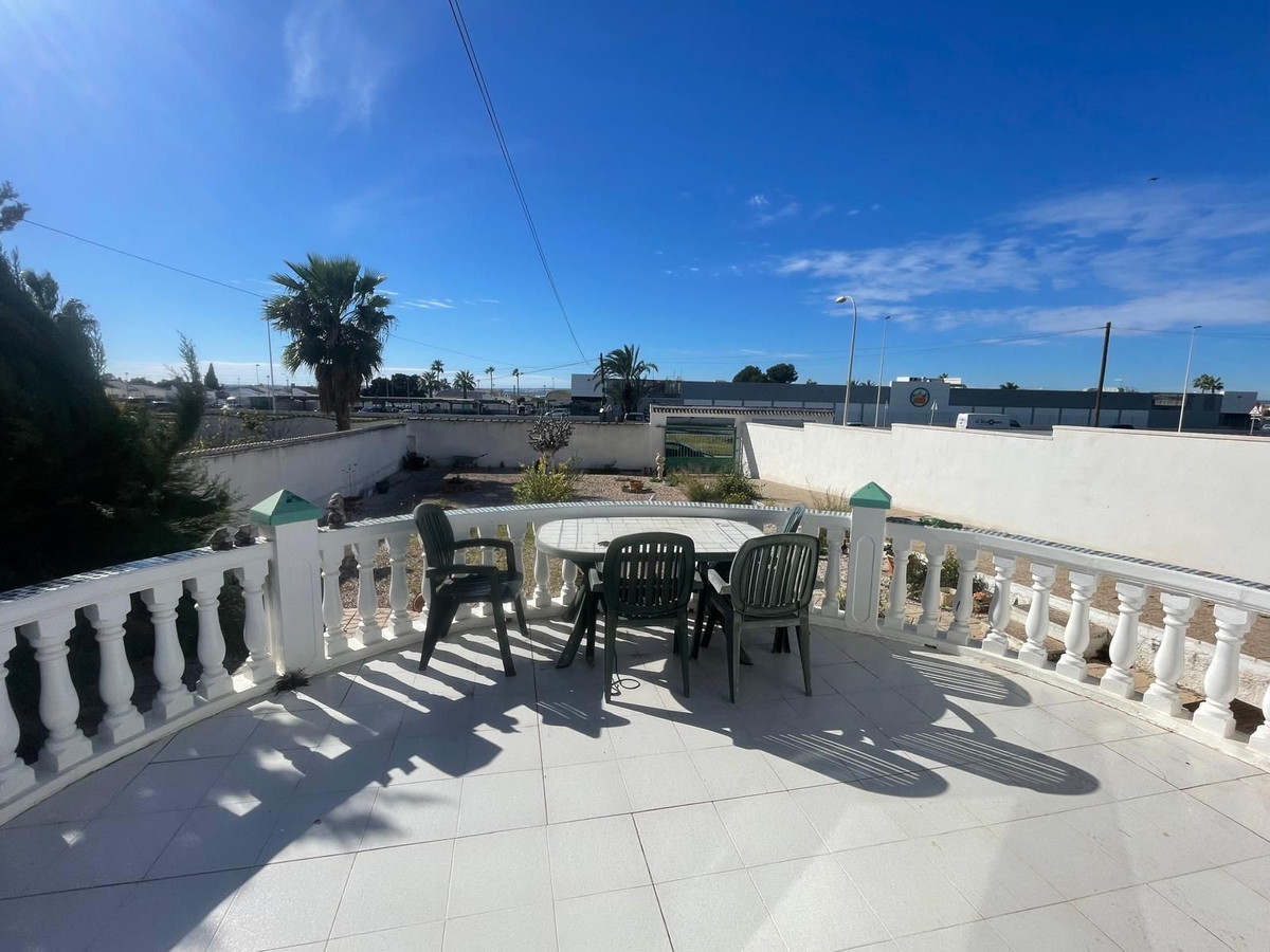 For sale - 3 Bedroom 1 Bathroom House - Detached Villa in Torrevieja - Torrevieja Centro  - Alicante