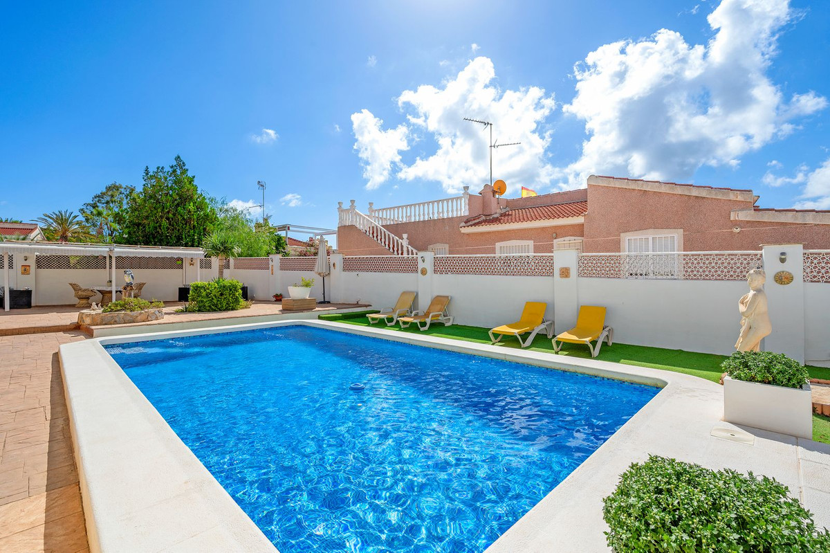 For sale - 7 Bedroom 3 Bathroom House - Detached Villa in Rojales - Rojales Centro  - Alicante