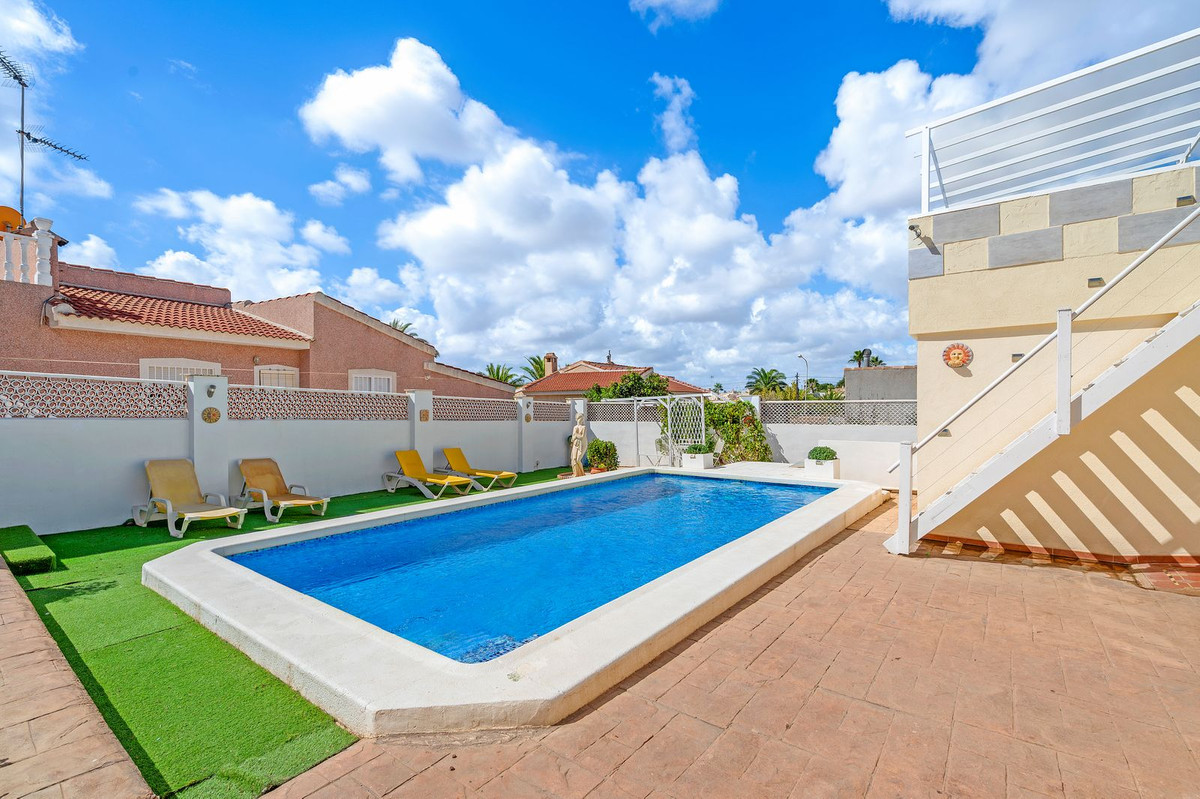 For sale - 7 Bedroom 3 Bathroom House - Detached Villa in Rojales - Rojales Centro  - Alicante