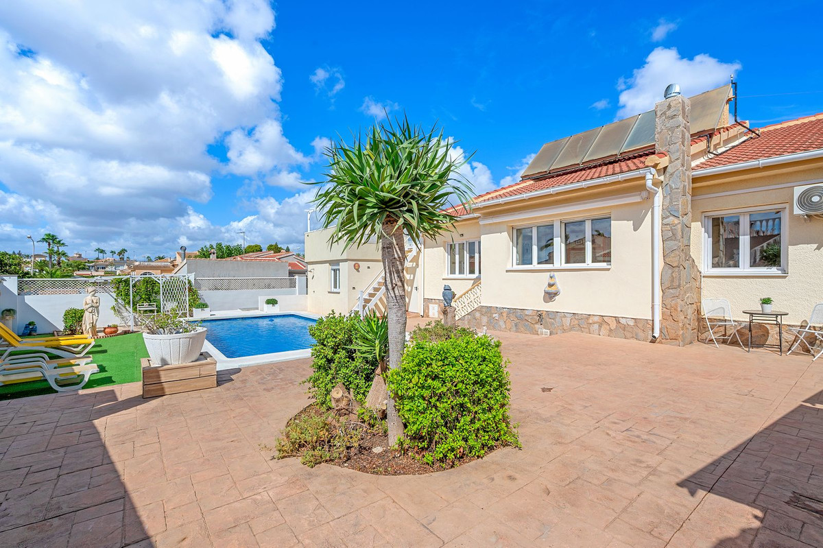 For sale - 7 Bedroom 3 Bathroom House - Detached Villa in Rojales - Rojales Centro  - Alicante