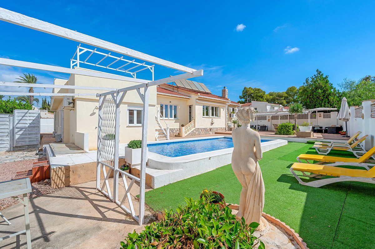 For sale - 7 Bedroom 3 Bathroom House - Detached Villa in Rojales - Rojales Centro  - Alicante