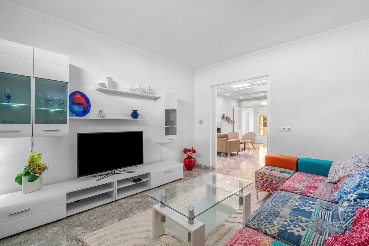 For sale - 7 Bedroom 3 Bathroom House - Detached Villa in Rojales - Rojales Centro  - Alicante