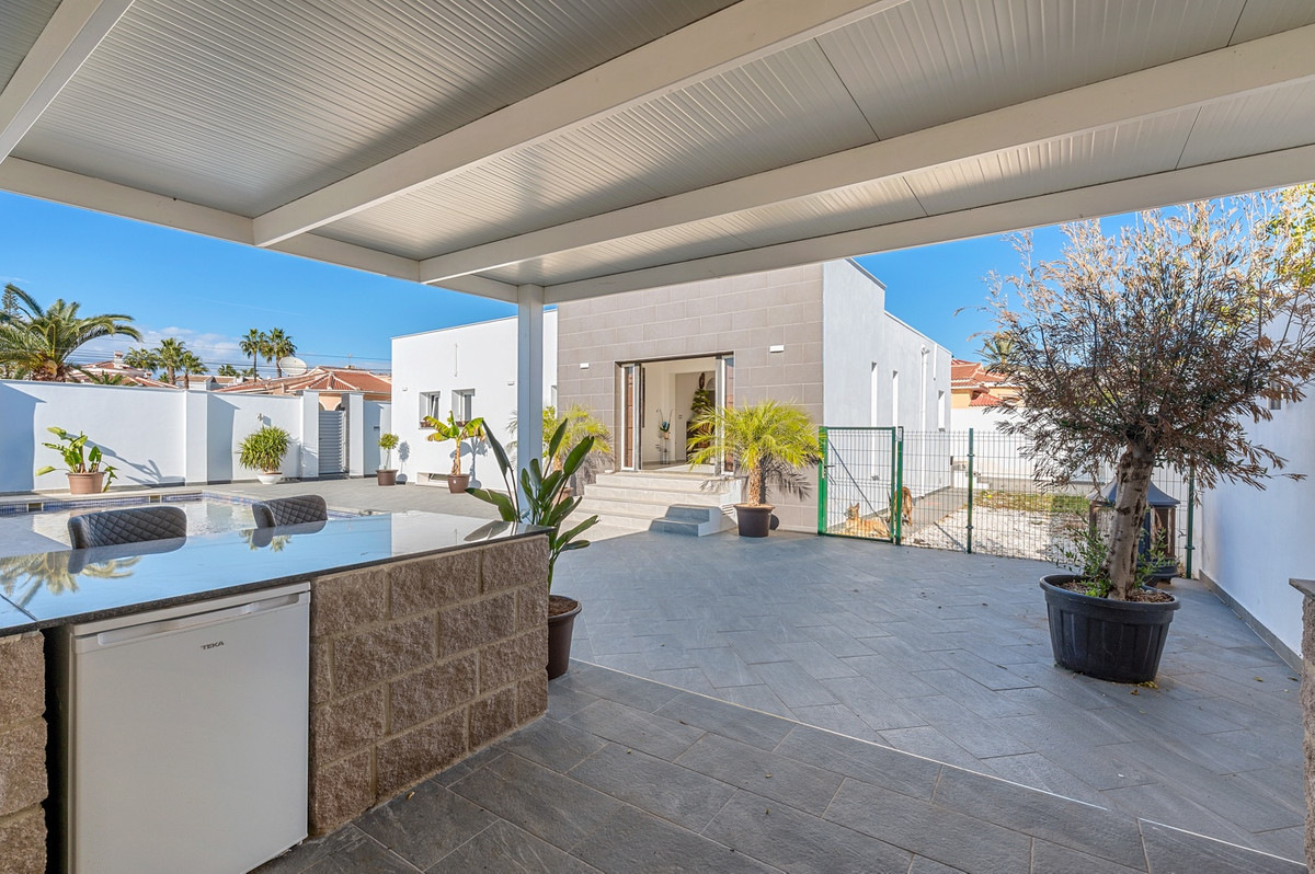For sale - 5 Bedroom 3 Bathroom House - Detached Villa in Rojales - Ciudad Quesada  - Alicante