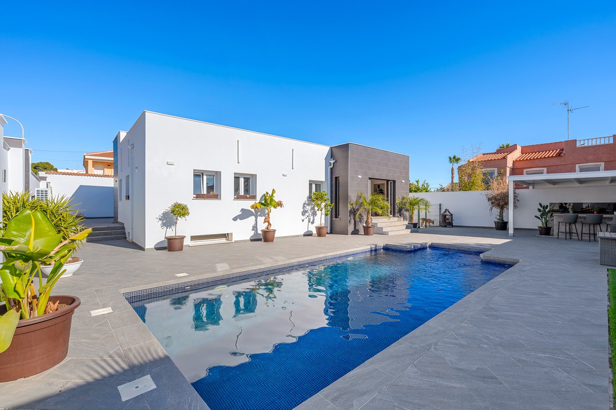 For sale - 5 Bedroom 3 Bathroom House - Detached Villa in Rojales - Ciudad Quesada  - Alicante