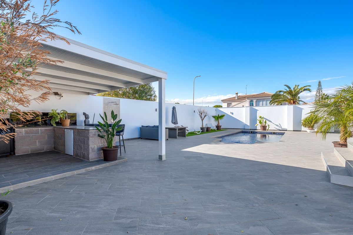 For sale - 5 Bedroom 3 Bathroom House - Detached Villa in Rojales - Ciudad Quesada  - Alicante