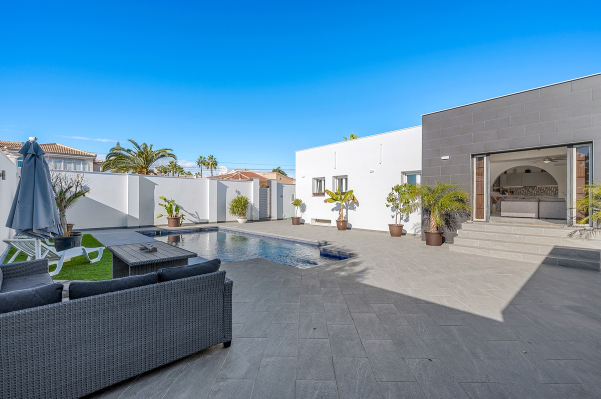 For sale - 5 Bedroom 3 Bathroom House - Detached Villa in Rojales - Ciudad Quesada  - Alicante