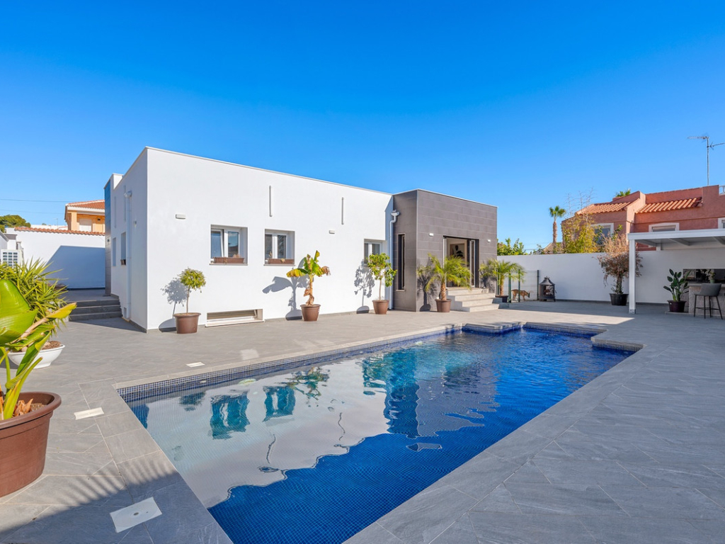 5 Bedroom 3 Bathroom House - Detached Villa in Rojales