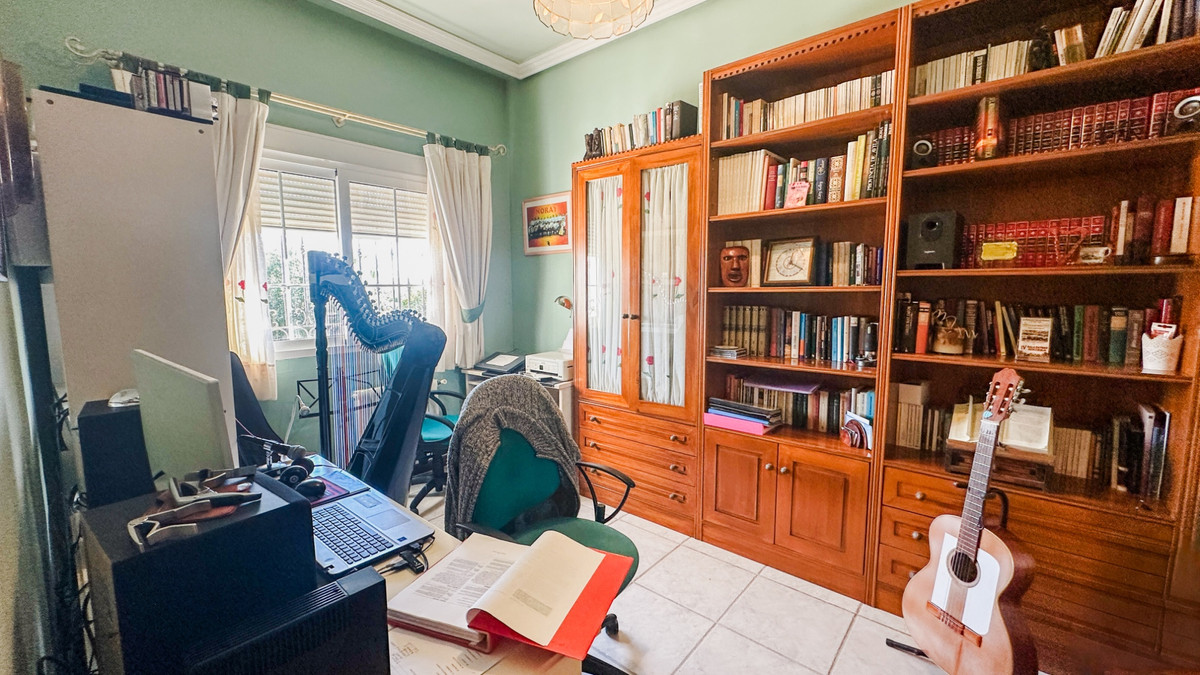 For sale - 6 Bedroom 5 Bathroom House - Detached Villa in Torrevieja - La Mata  - Alicante
